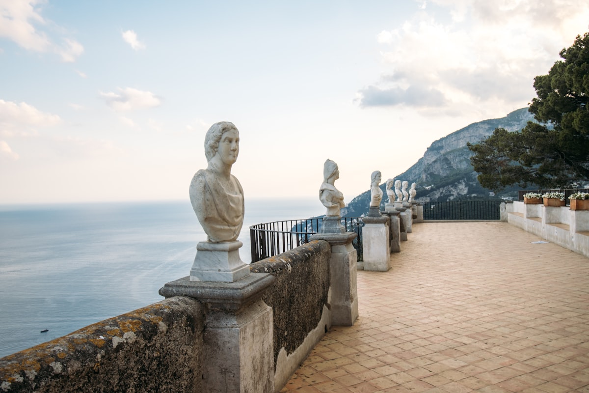 Vue depuis la Via Krupp de Capri vers les rochers des Faraglioni émergeant de la mer Tyrrhénienne bleue