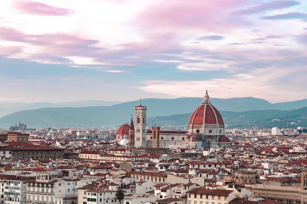 Panorama de Florence au crépuscule avec le Dôme de Brunelleschi dominant les toits en terre cuite de la Toscane