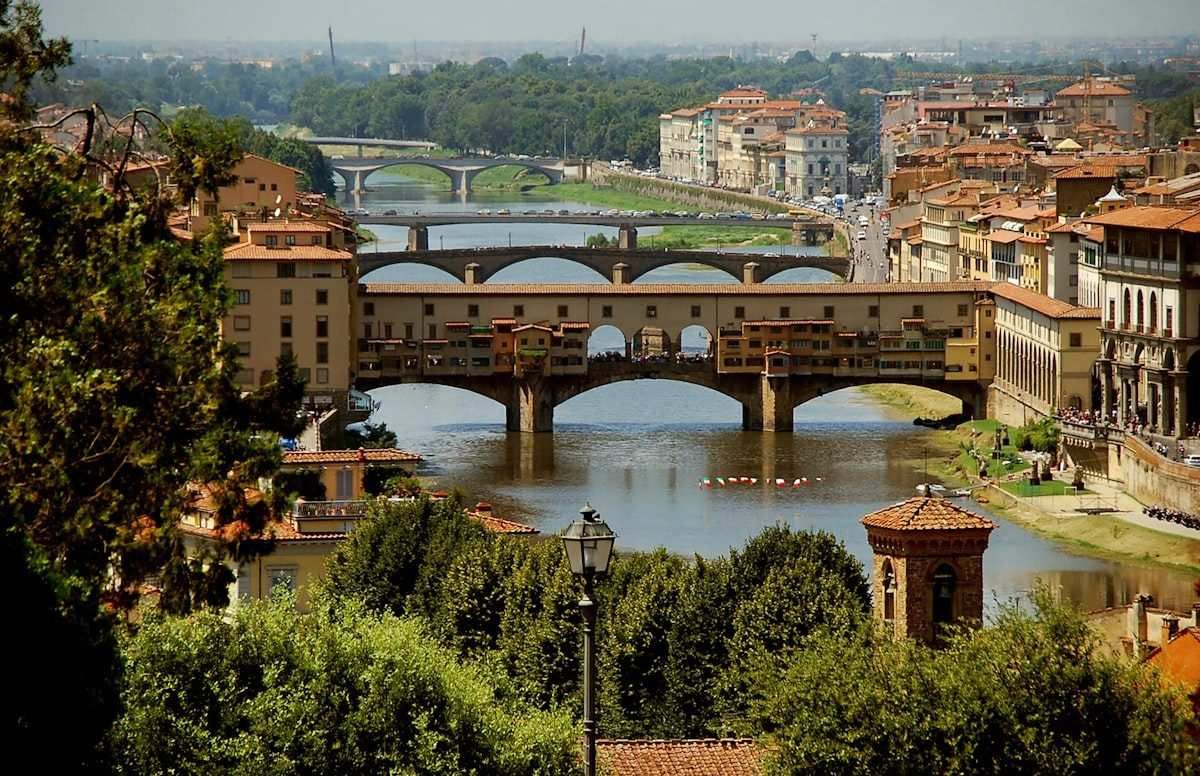 Le Dôme de Brunelleschi dominant les toits de Florence depuis la terrasse de San Miniato