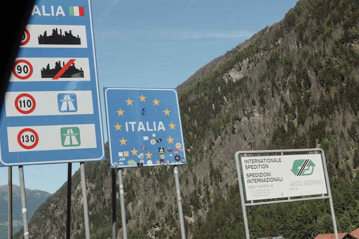 Reisepass und Personalausweis auf einem Tisch